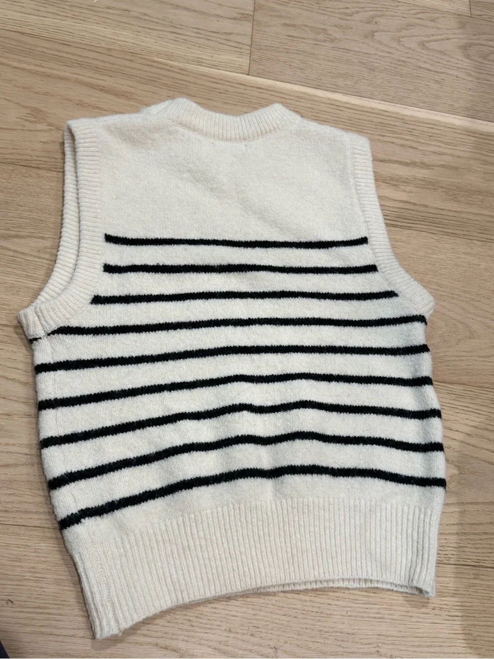 Sleeveless Striped Knit Sweater Vest - Cream/Black